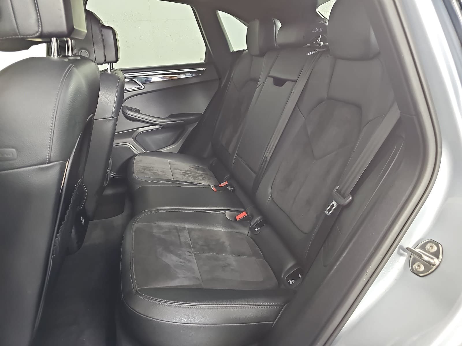 Used 2018 Silver Porsche  image 13