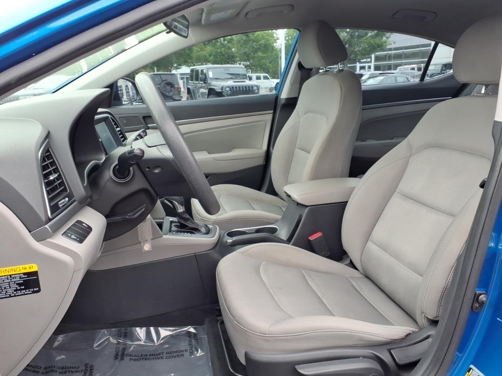 Used 2017 Electric Blue Hyundai SE image 17