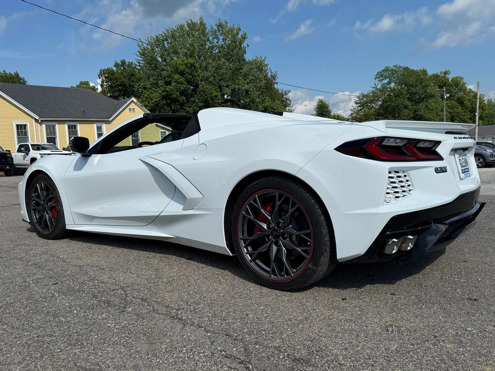 Used 2023 White Chevrolet Stingray image 4