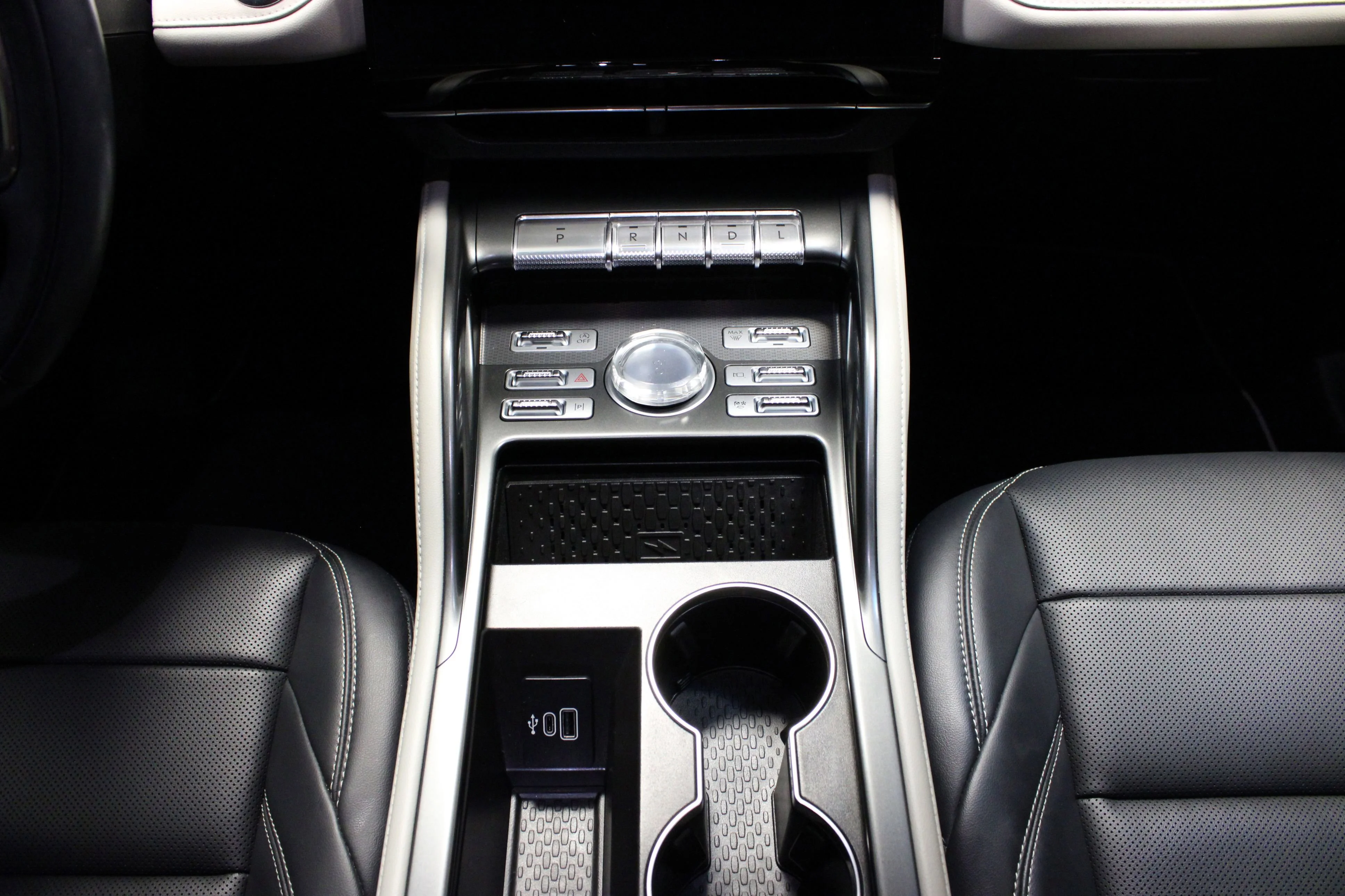 Used 2024 White Platinum Clearcoat Metallic Lincoln Premiere image 19