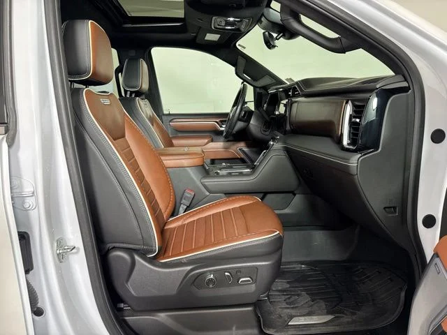 Used 2025 White Frost GMC Denali Ultimate image 4