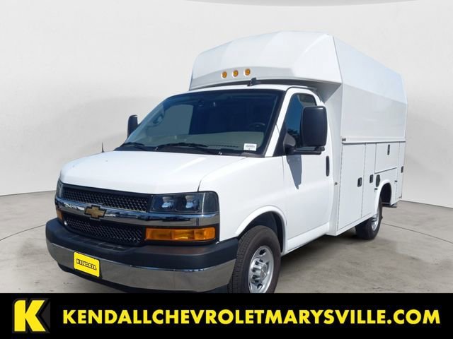 Summit White 2025 Chevrolet Express Chassis 3500 Cutaway 139 Van Rear-Wheel Drive