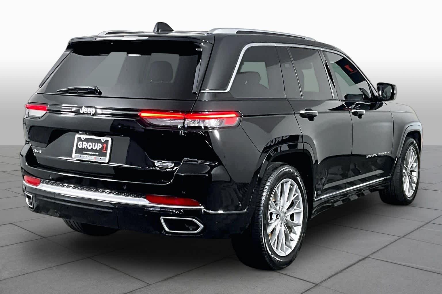 Used 2022 Diamond Black Crystal Pearlcoat Jeep Summit image 12
