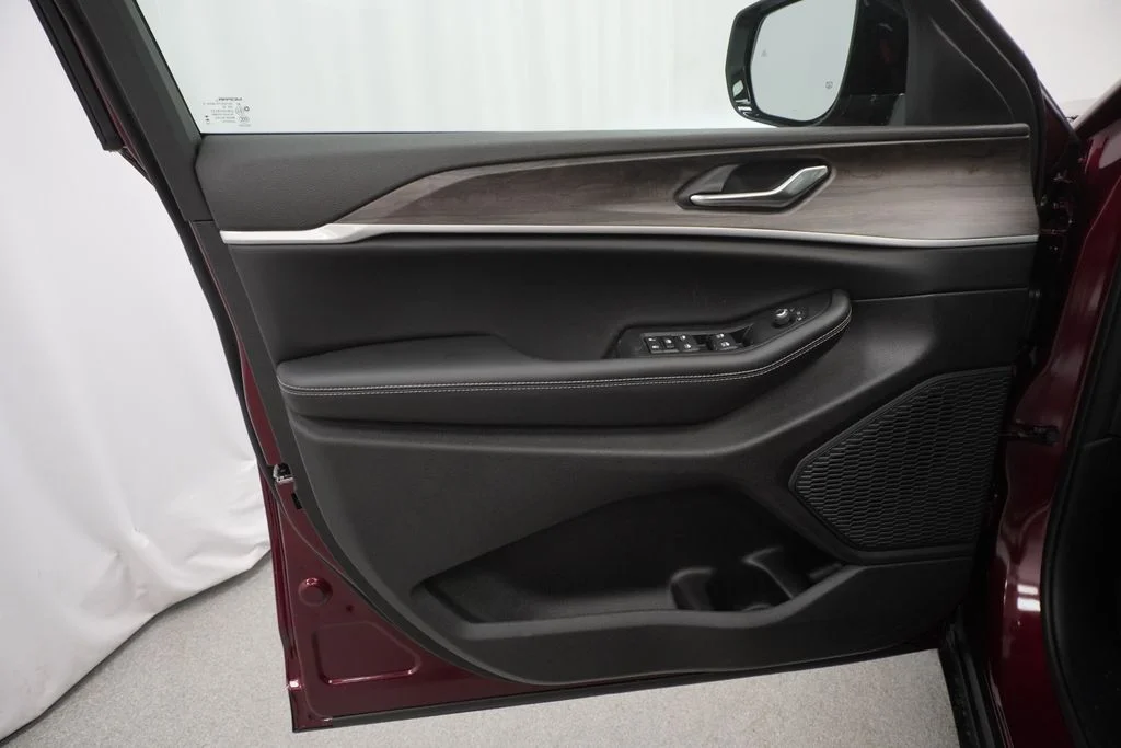 New 2026 Velvet Red Pearl-Coat Exterior Paint Jeep Altitude image 27