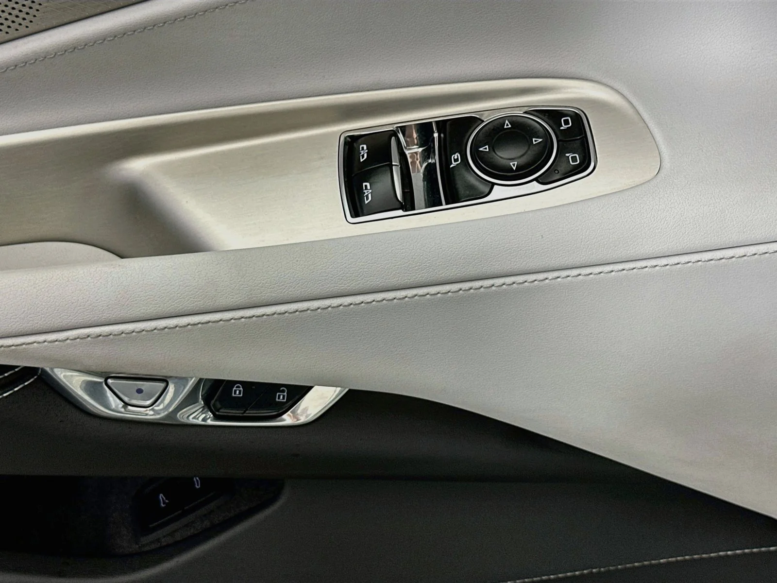 Used 2021 Silver Chevrolet Stingray image 19