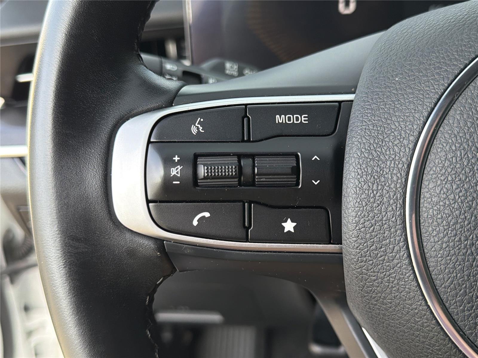Used 2025 Snow White Pearl Kia GT-Line image 17