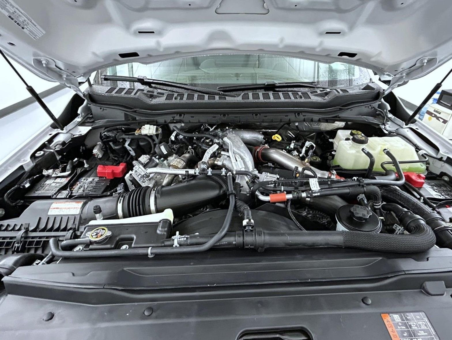 New 2027 Oxford White Ford Lariat image 25