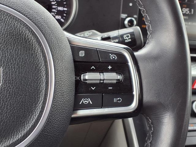 Used 2024 White Kia  image 28