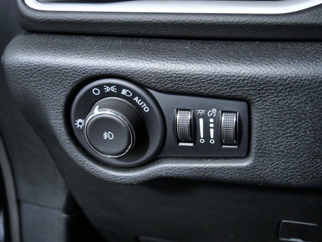 Used 2025 Black Chrysler Select image 27