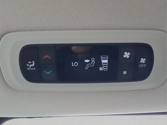 Used 2023  Chrysler LX image 21