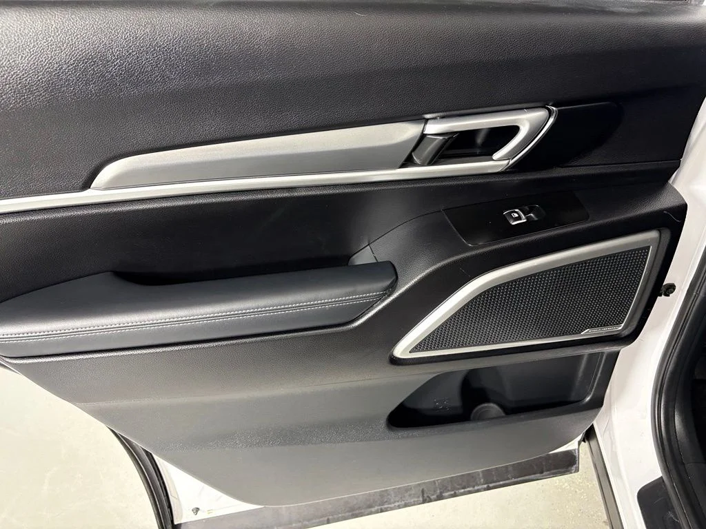 Used 2022 White Kia S image 38