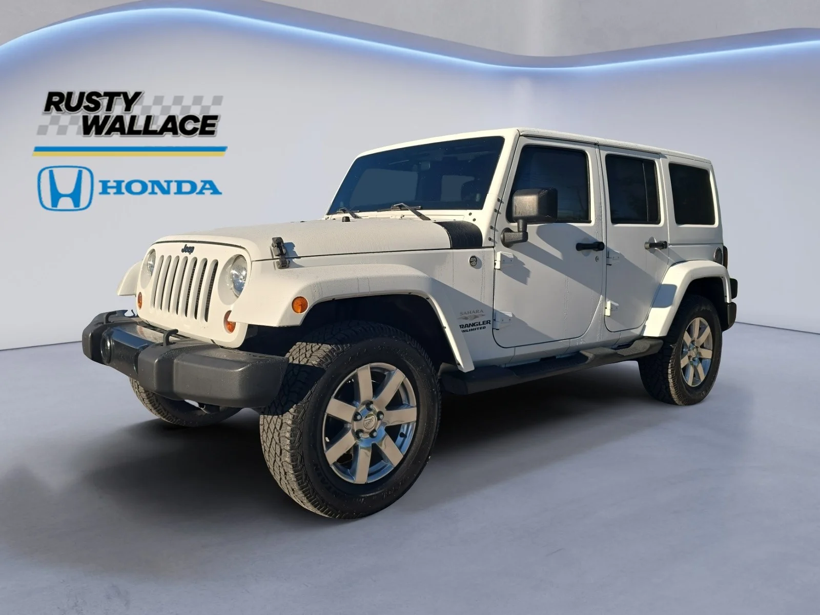 Used 2012 Bright White Clearcoat Jeep Sahara image 1