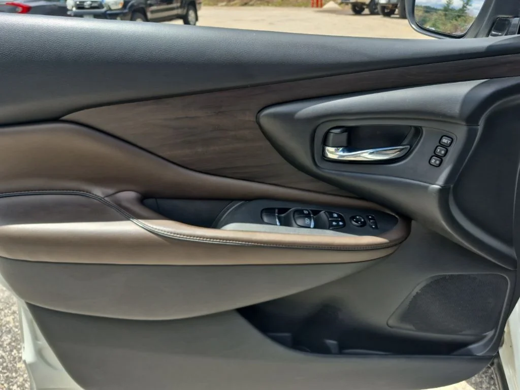 Used 2020 White Nissan Platinum image 17