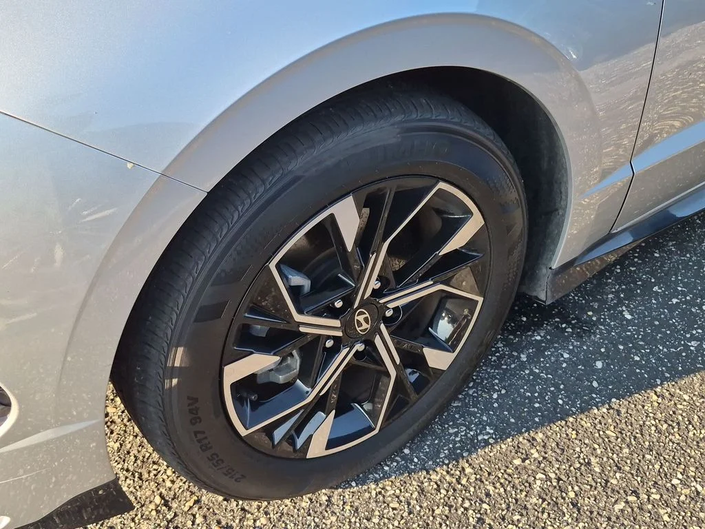 Used 2025 Silver Hyundai SEL image 5