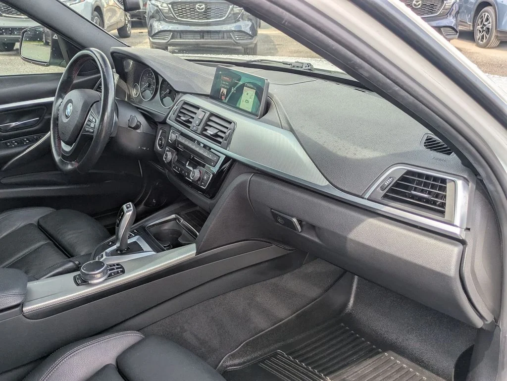 Used 2018 White BMW 330e iPerformance image 25