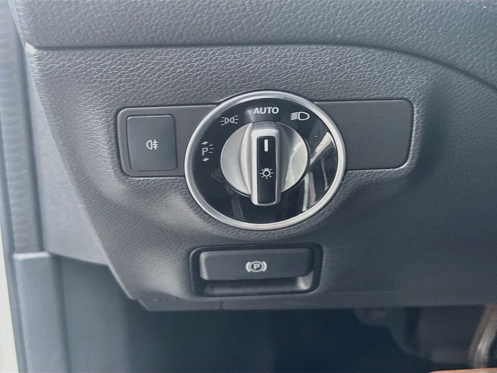 Used 2018  Mercedes-Benz GLA 250 image 32