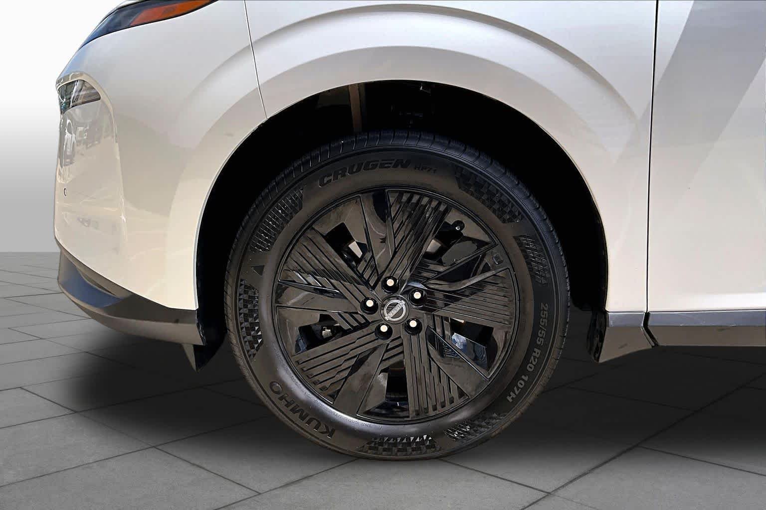Used 2025 Everest White Pearl Tricoat Nissan SV image 10