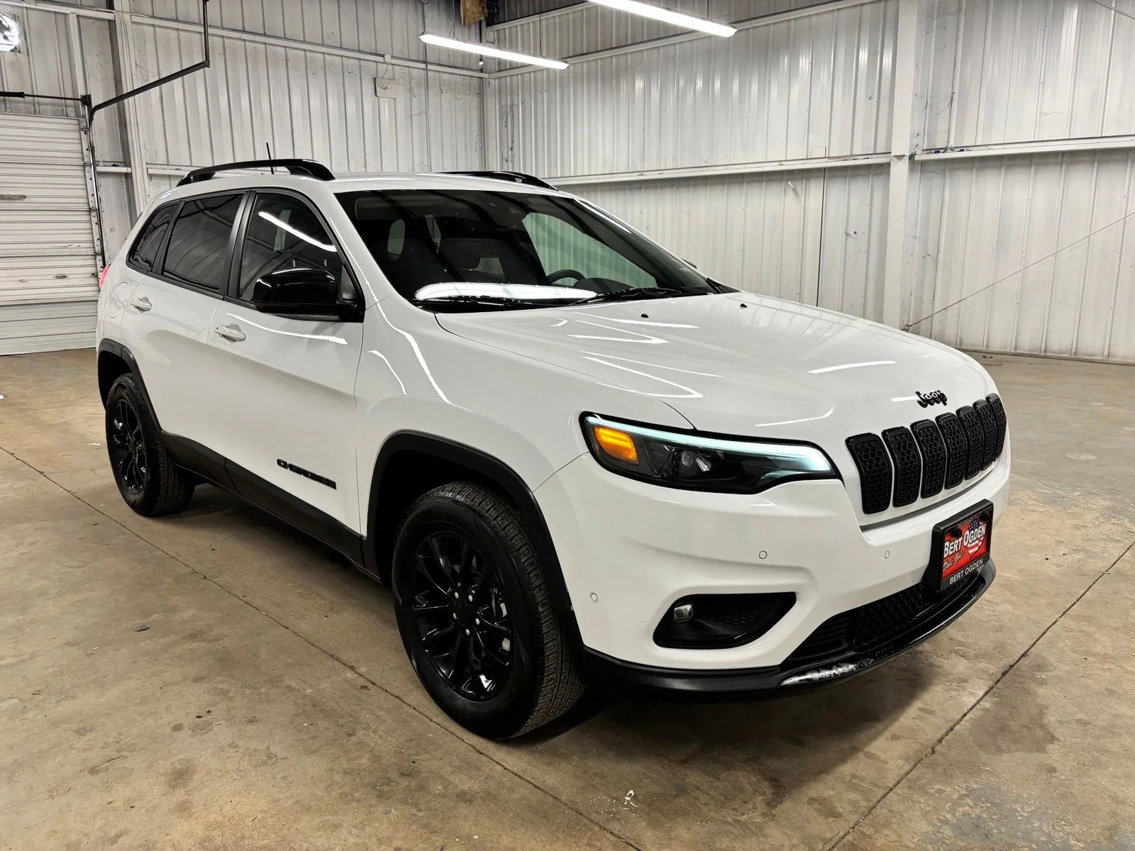 Used 2023 White Jeep Altitude image 1