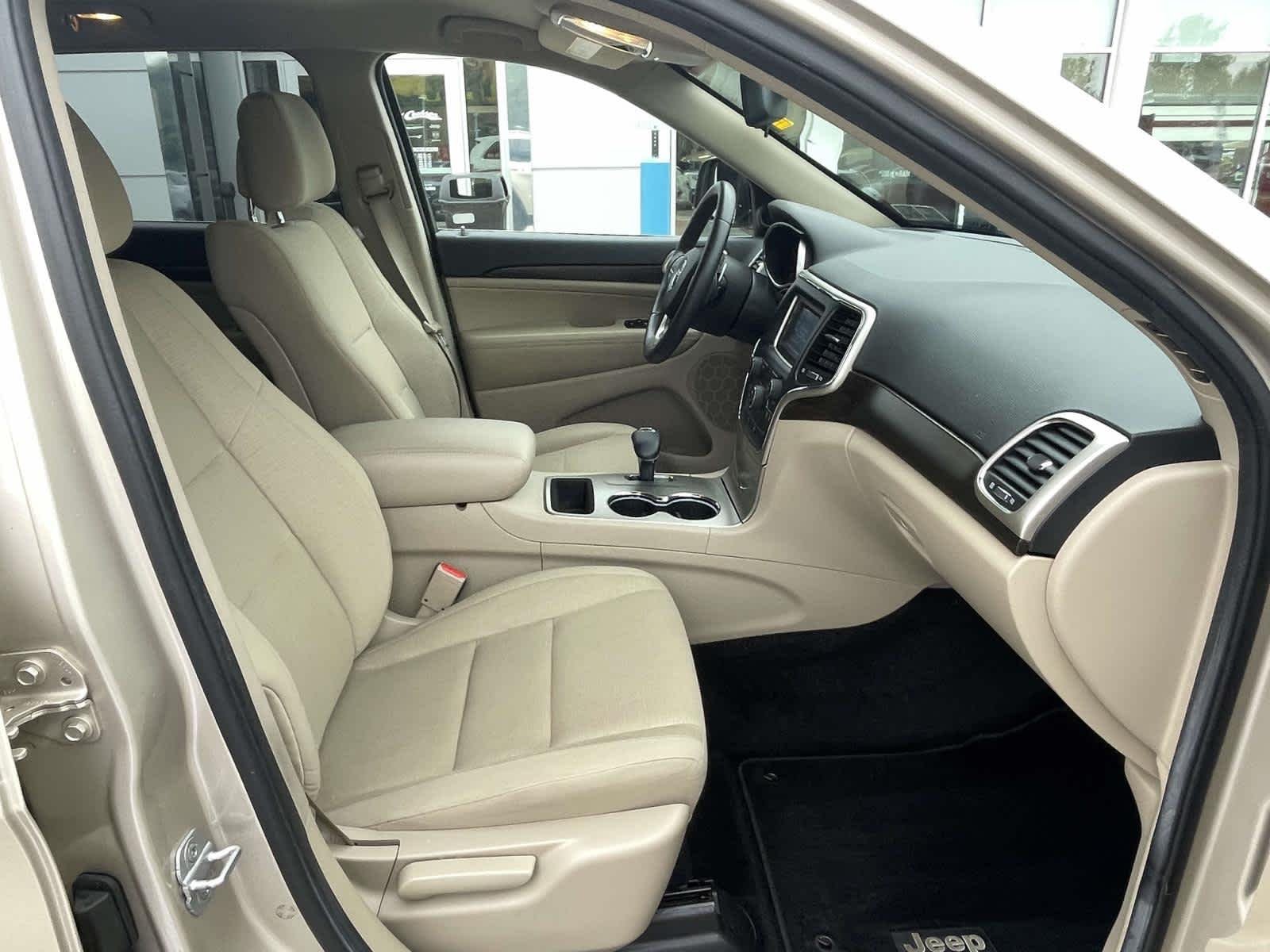 Used 2014 Cashmere Pearlcoat Jeep Laredo image 28