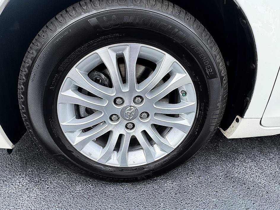 Used 2017 Blizzard Pearl Toyota XLE image 8