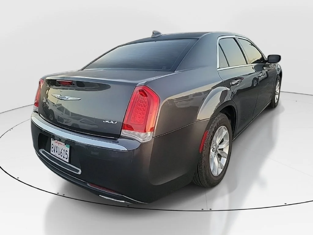 Used 2018 Gray Chrysler Touring image 6