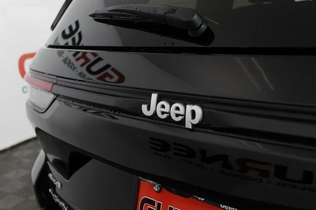 New 2026 Diamond Black Crystal Pearl-Coat Exterior Paint Jeep Limited image 25
