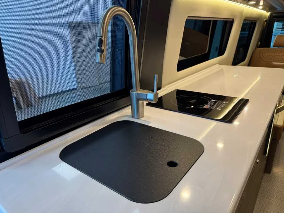 New 2027 TENORITE GREY PREMIUM METALLIC AIRSTREAM  image 23