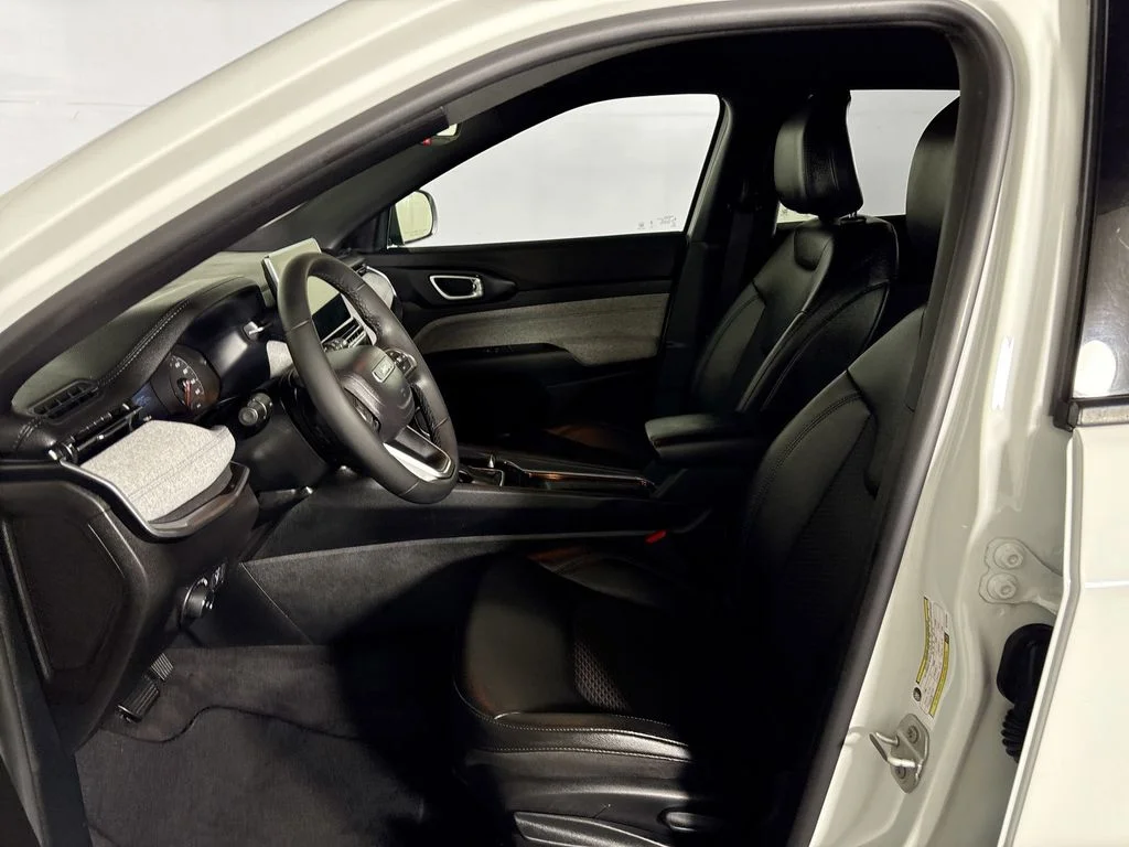 Used 2024 White Jeep Latitude image 11