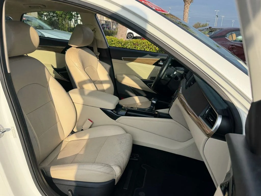 Used 2019 White Kia Technology image 19