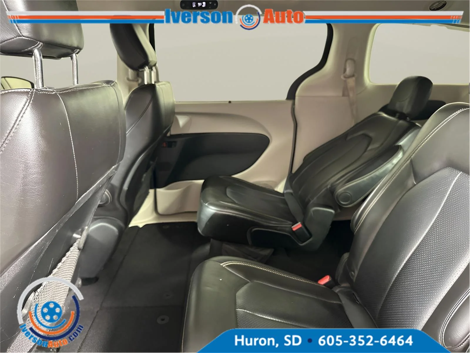 Used 2020 Brilliant Black Crystal Pearlcoat Chrysler LXI image 24
