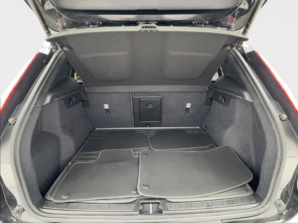 Used 2021 Black Volvo Momentum image 16