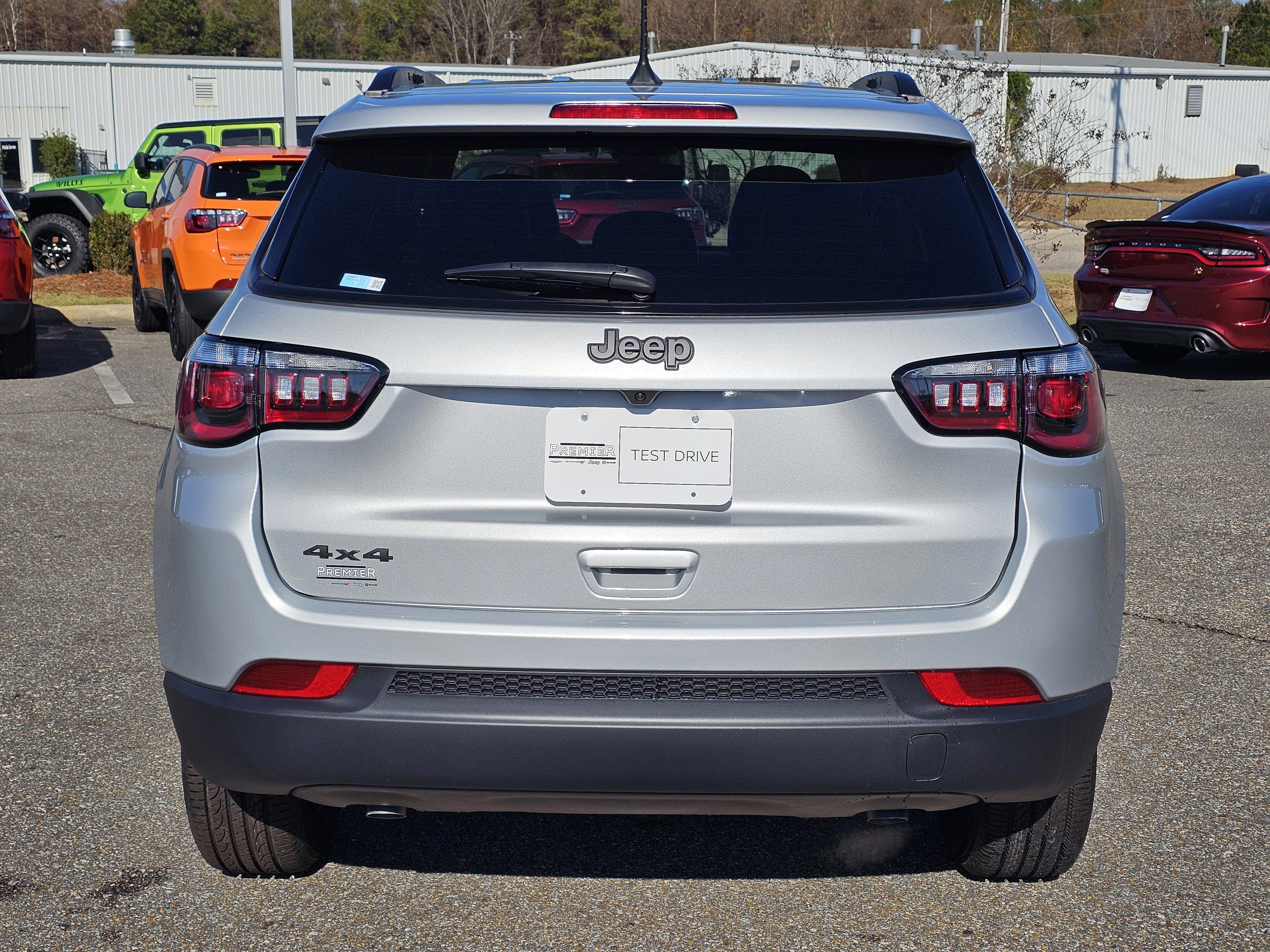 New 2026 Silver Zynith Metallic Clearcoat Jeep Latitude Altitude image 10