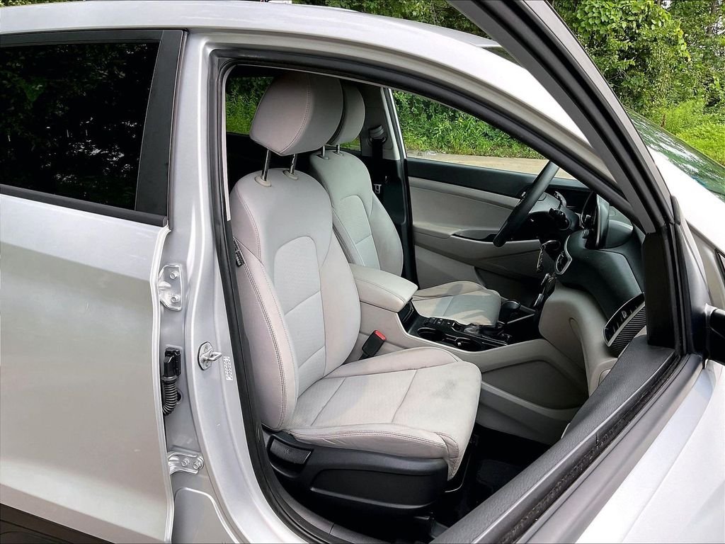 Used 2019 Silver Hyundai SE image 11