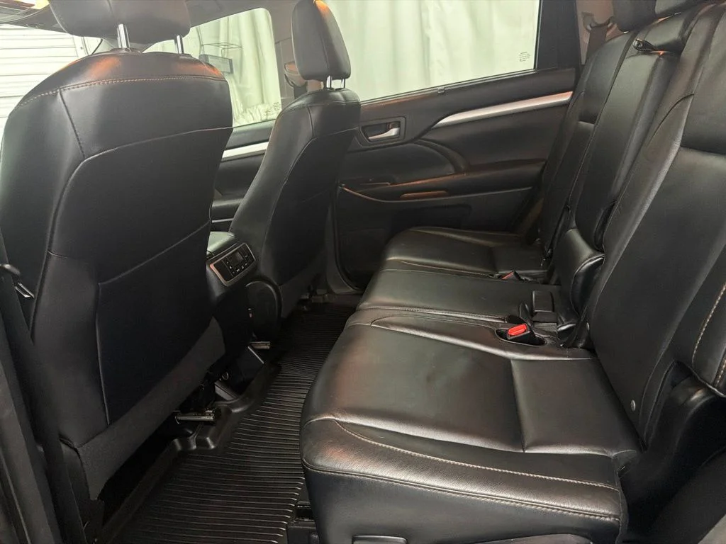 Used 2016 Gray Toyota XLE V6 image 17