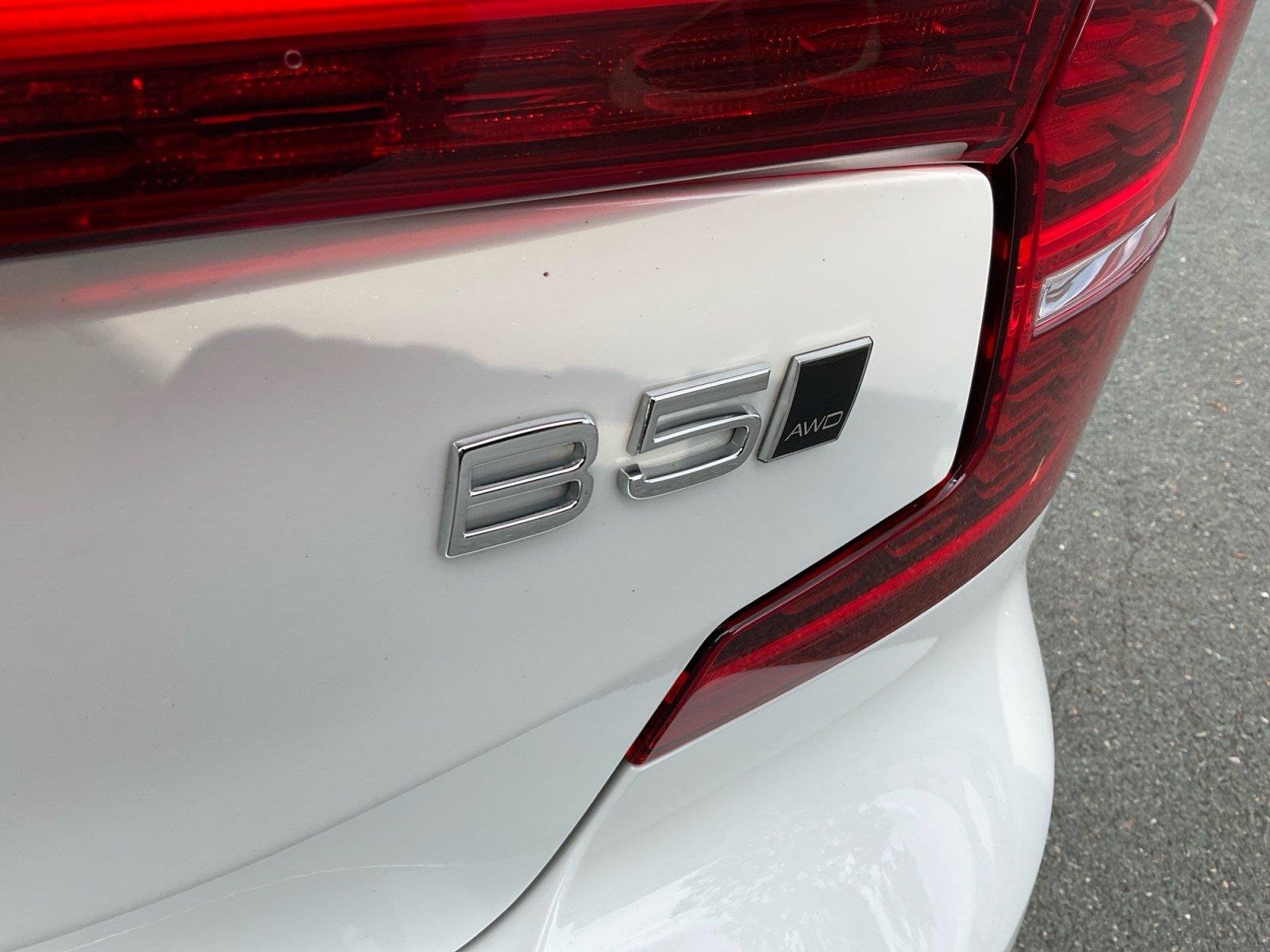 Used 2023 Crystal White Metallic Volvo Plus Dark Theme image 28