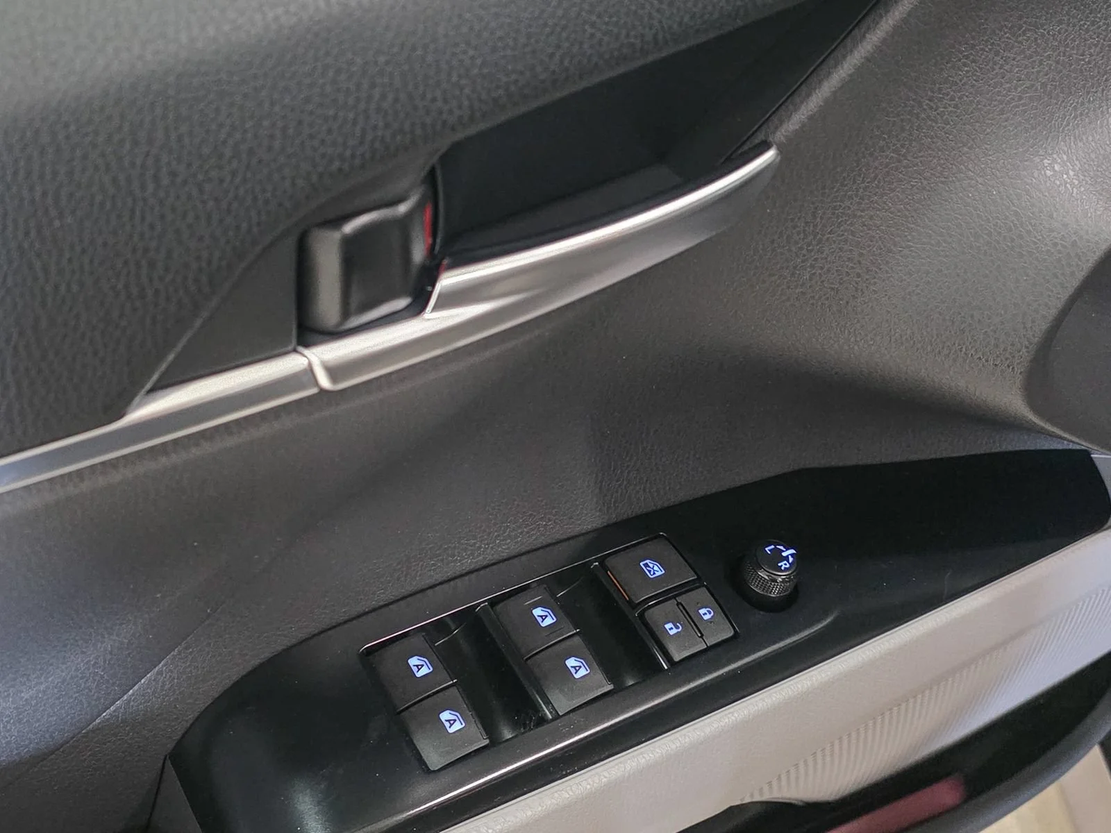 Used 2018 Gray Toyota LE image 18