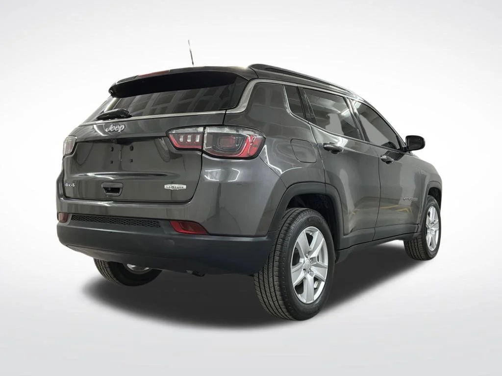 Used 2022 Crystal Metallic Jeep Latitude image 3