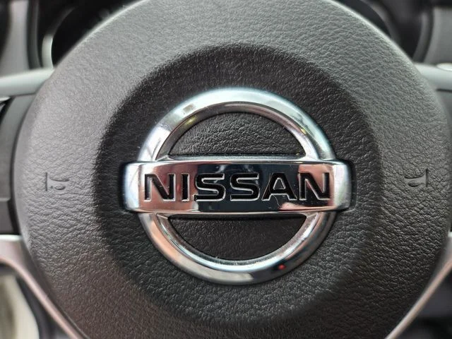 Used 2018 White Nissan  image 32