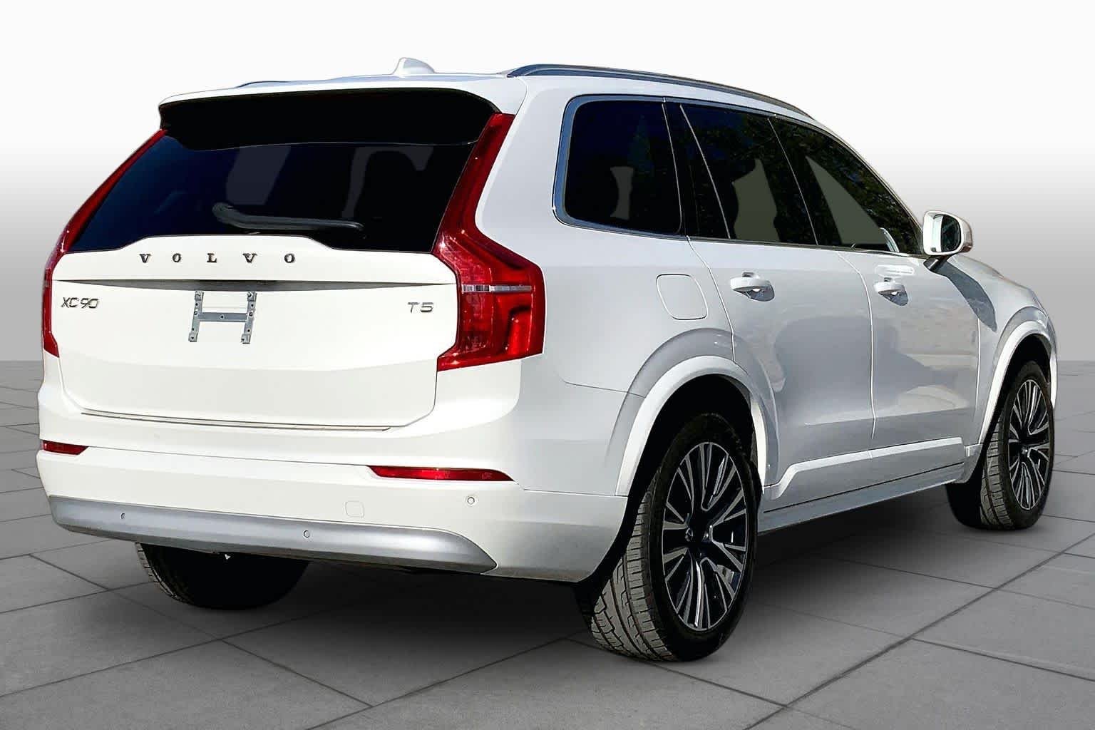 Used 2022 Crystal White Metallic Volvo Momentum image 11