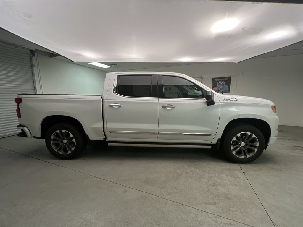 Used 2022 Iridescent Pearl Tricoat Chevrolet High Country image 9
