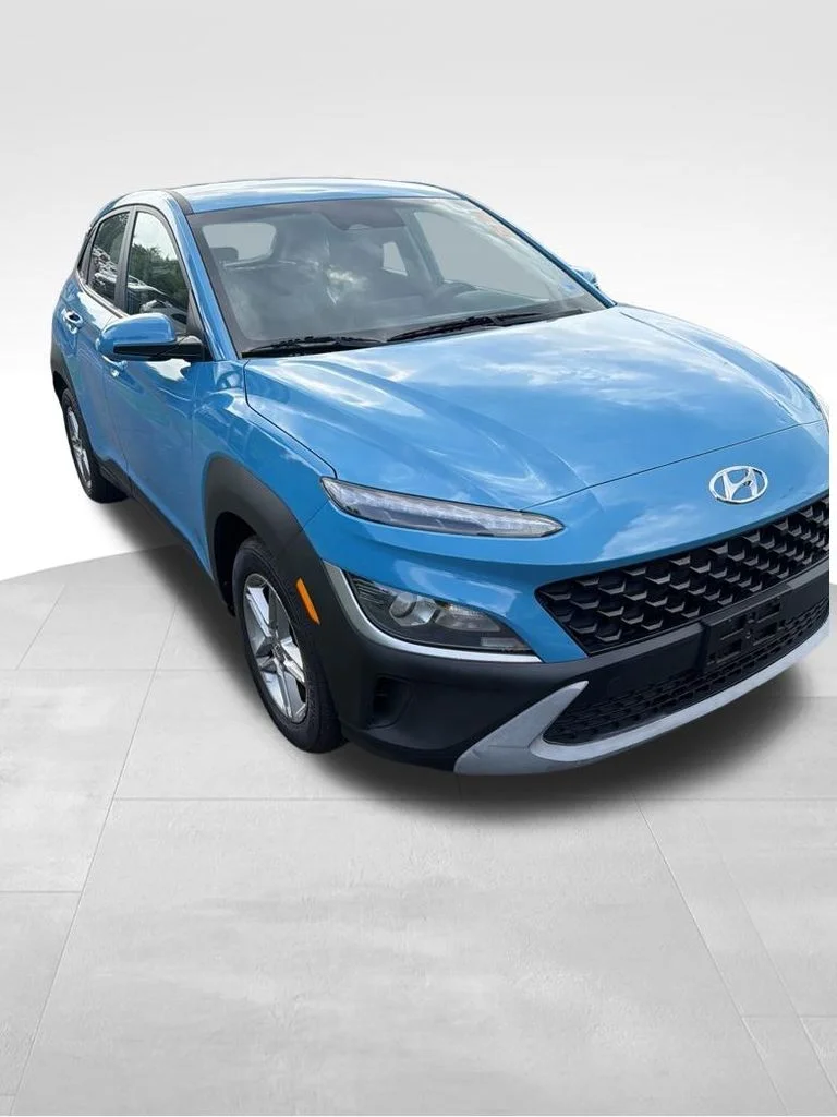 Used 2023 Green Hyundai SE image 3