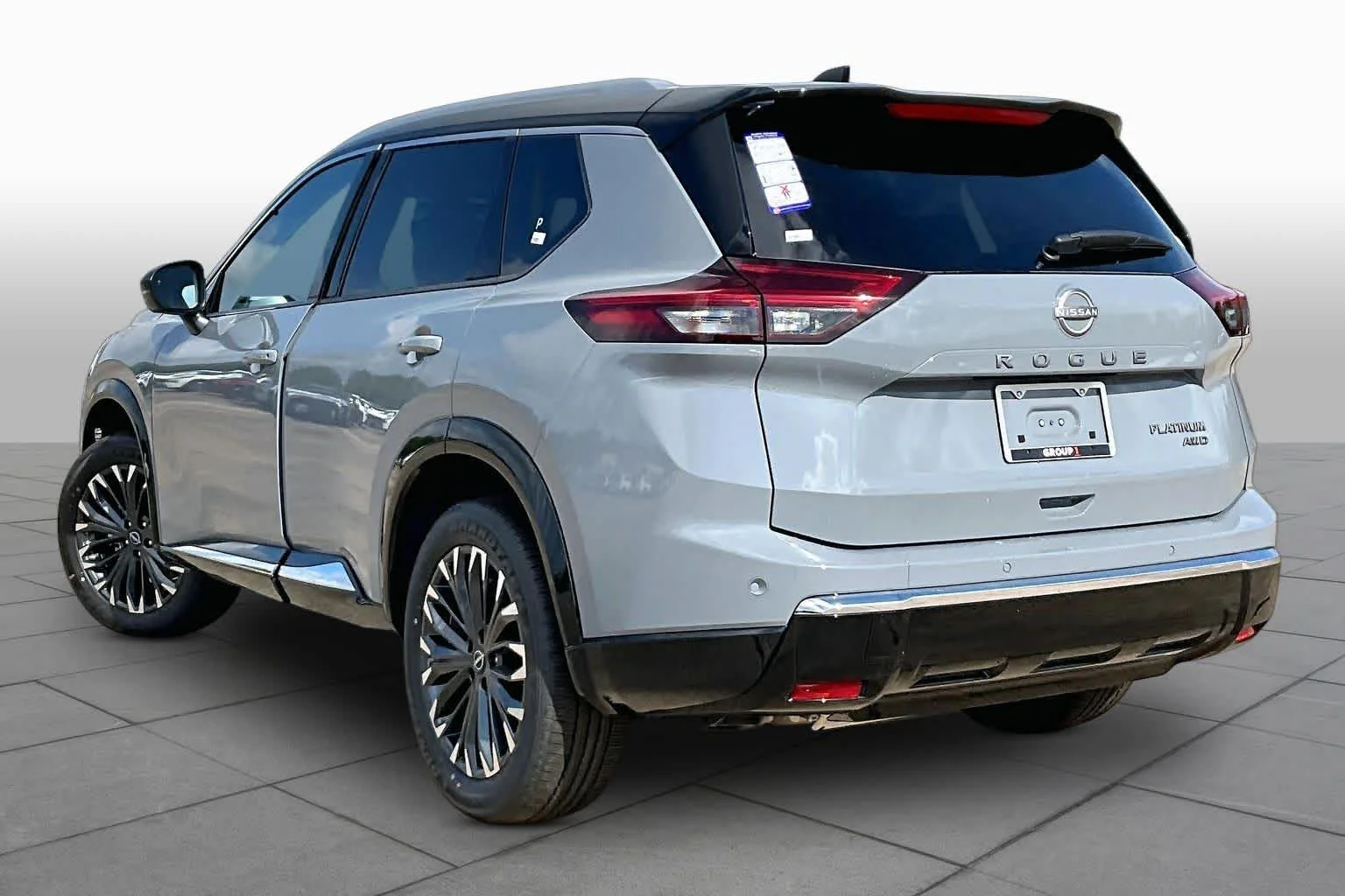 New 2026 Boulder Gray Pearl / Super Black Two-tone Nissan Platinum image 7