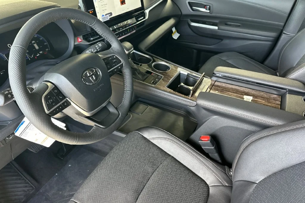 New 2026 Wind Chill Pearl <sup>1</sup> Toyota  Platinum image 10