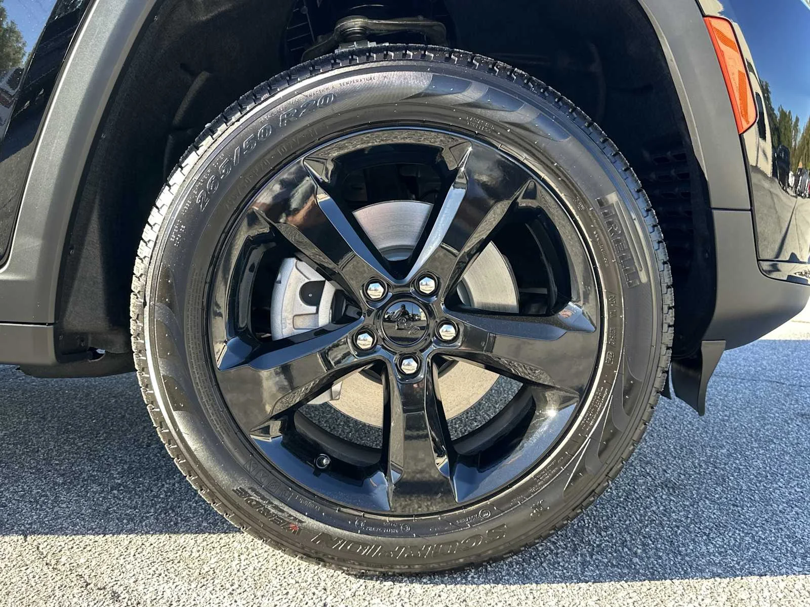 New 2025 Diamond Black Crystal Pearl-Coat Exterior Paint Jeep Limited image 12
