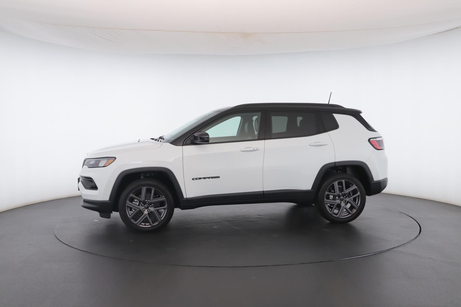 New 2026 Bright White Clear-Coat Exterior Paint Jeep Limited Altitude 4x4 image 38