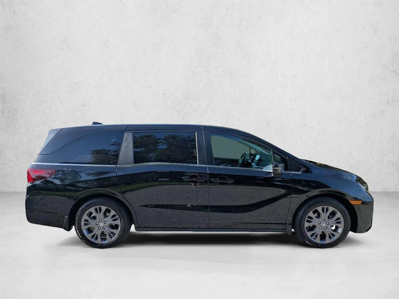 Used 2025 Crystal Black Pear Honda Touring image 4