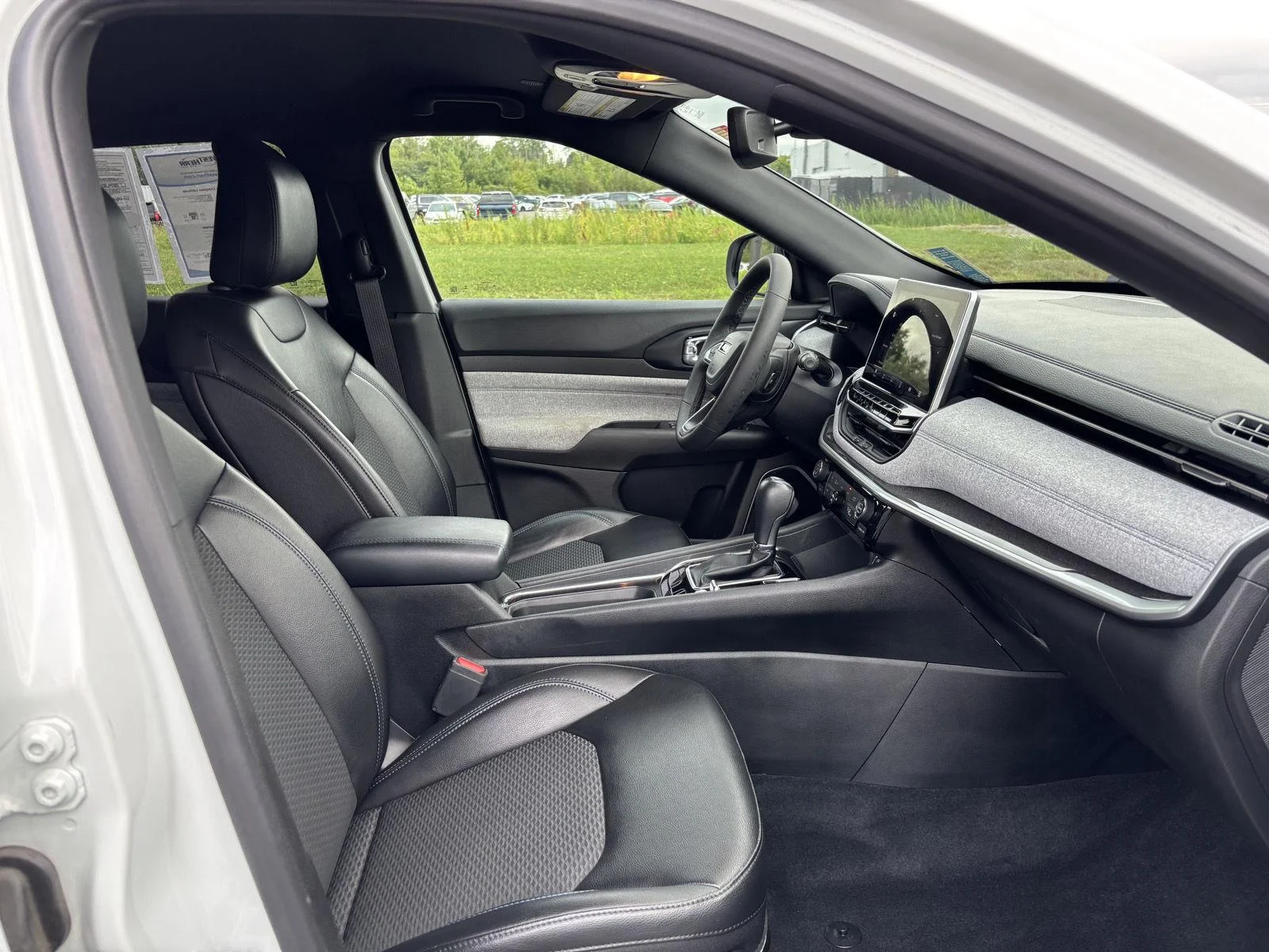Used 2023 Bright White Clearcoat Jeep Latitude image 35