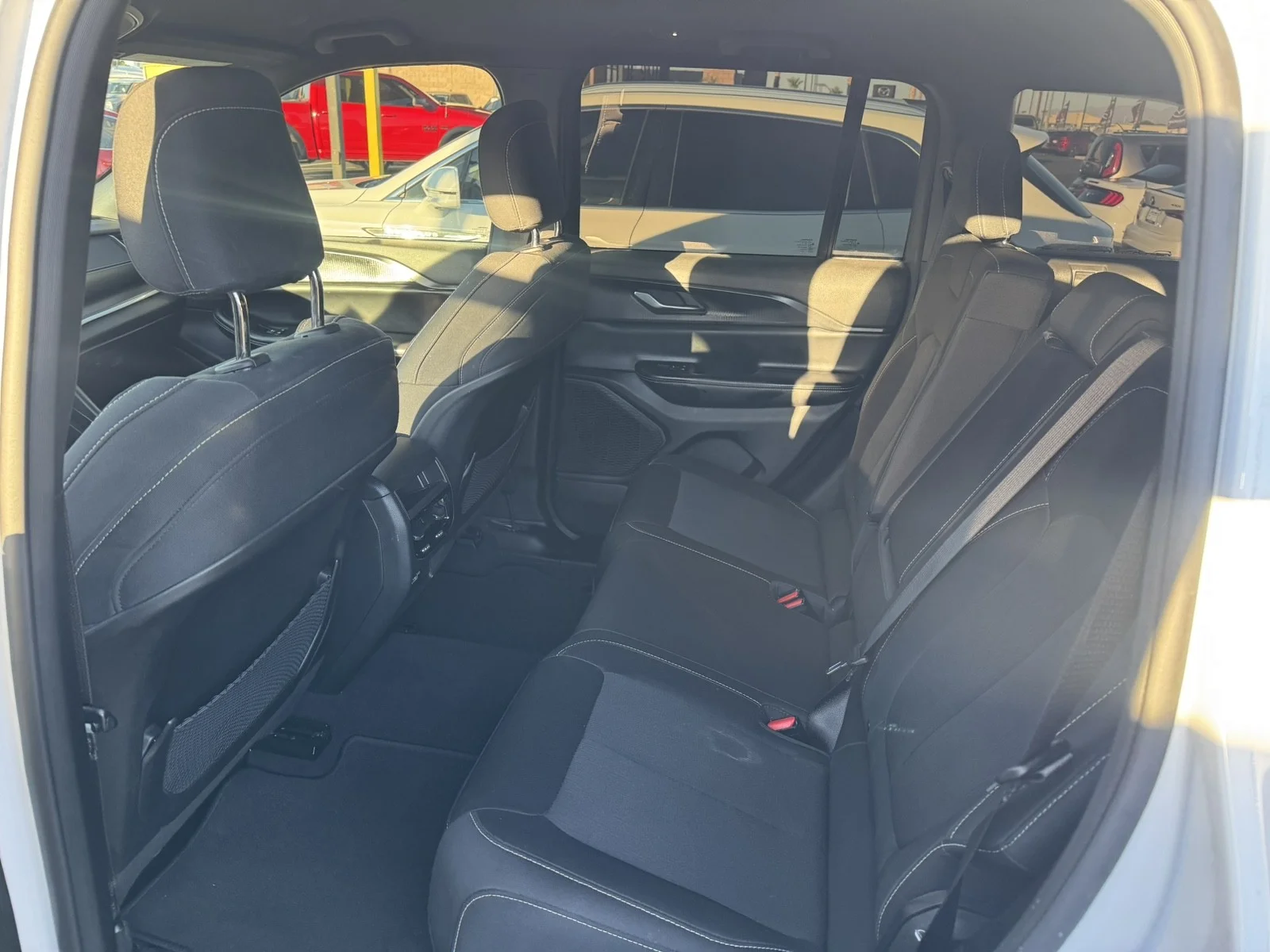 Used 2024  Jeep Laredo image 22