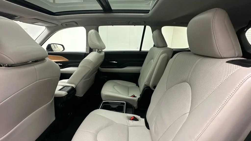 Certified Used 2025  Toyota Limited image 10