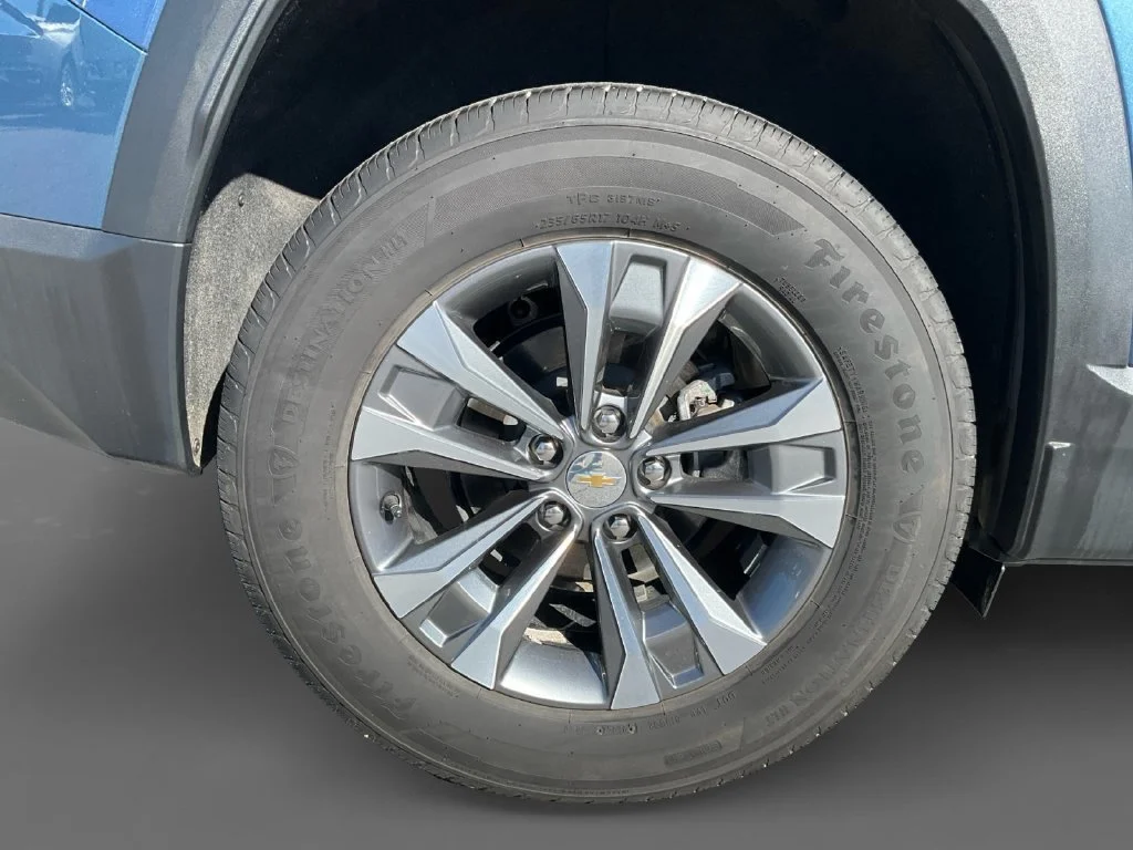 Used 2025 Lakeshore Blue Metallic Chevrolet LT image 11